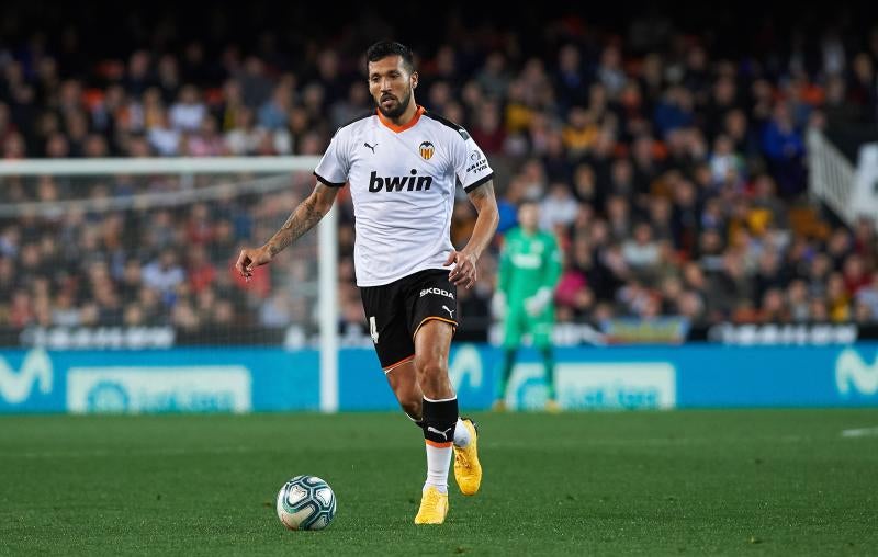 Garay, durante el partido ante el Celta. 