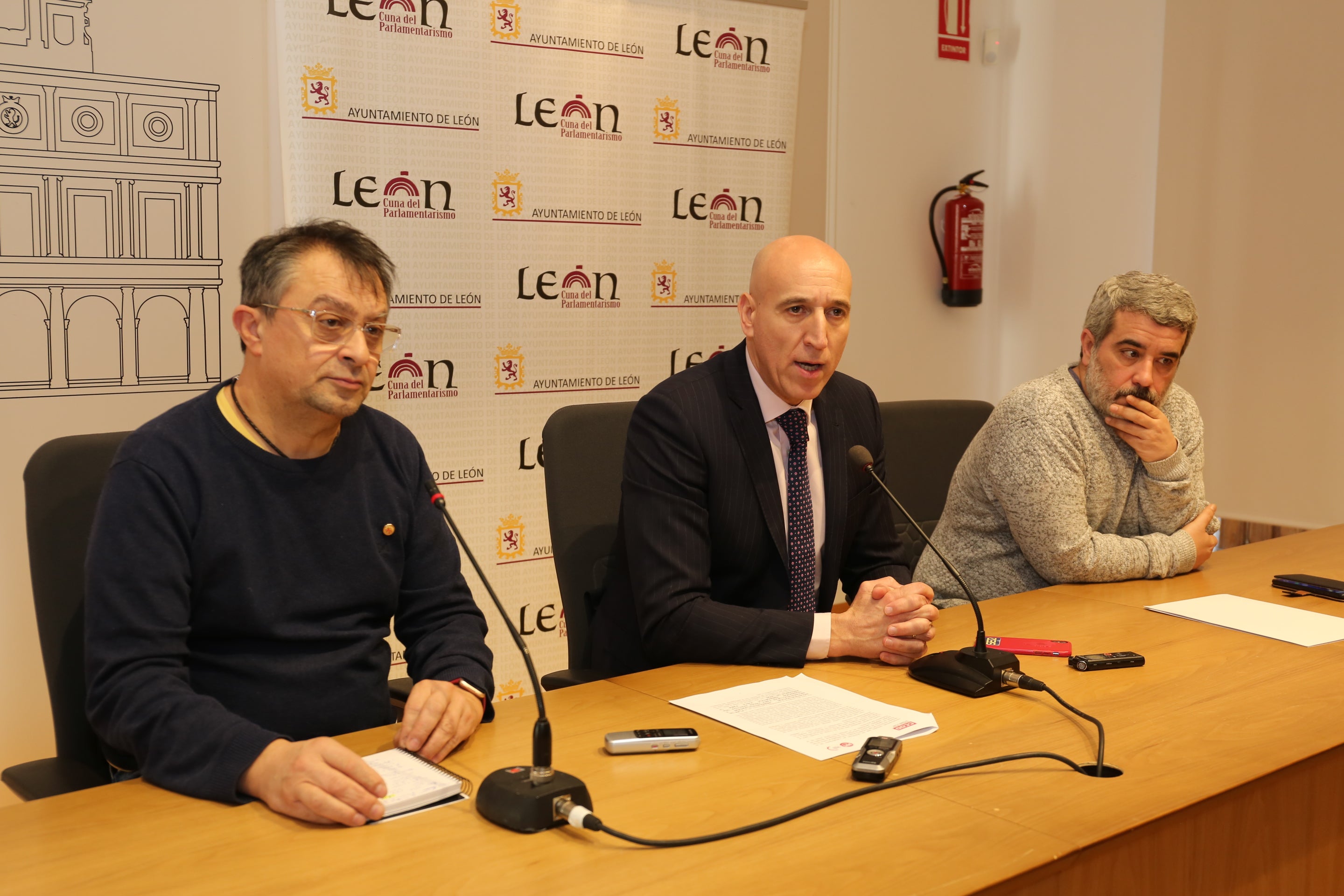 Reprsentantes sindicales durante el encuentro mantenido con el alcalde de León.