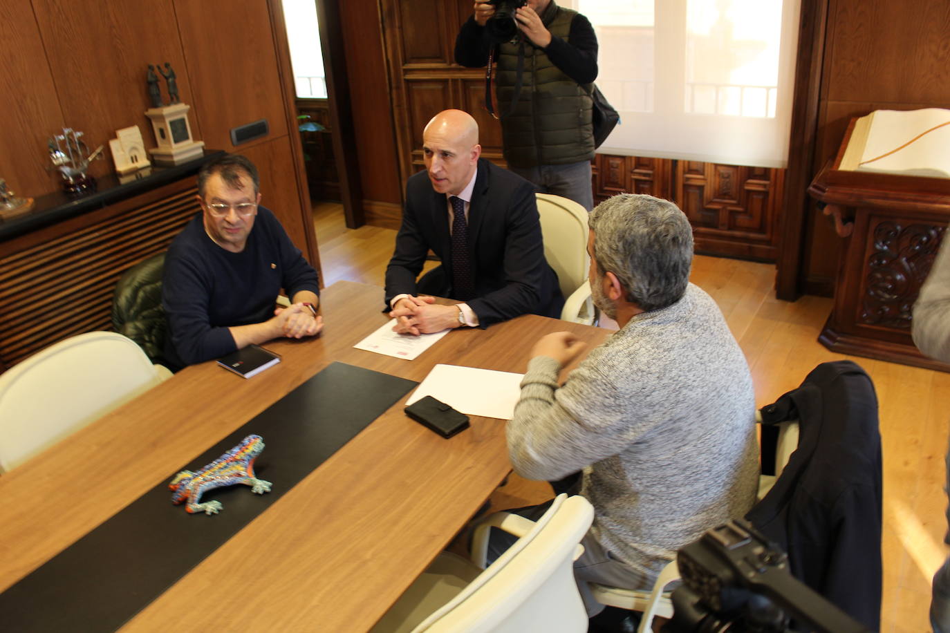 Reprsentantes sindicales durante el encuentro mantenido con el alcalde de León.