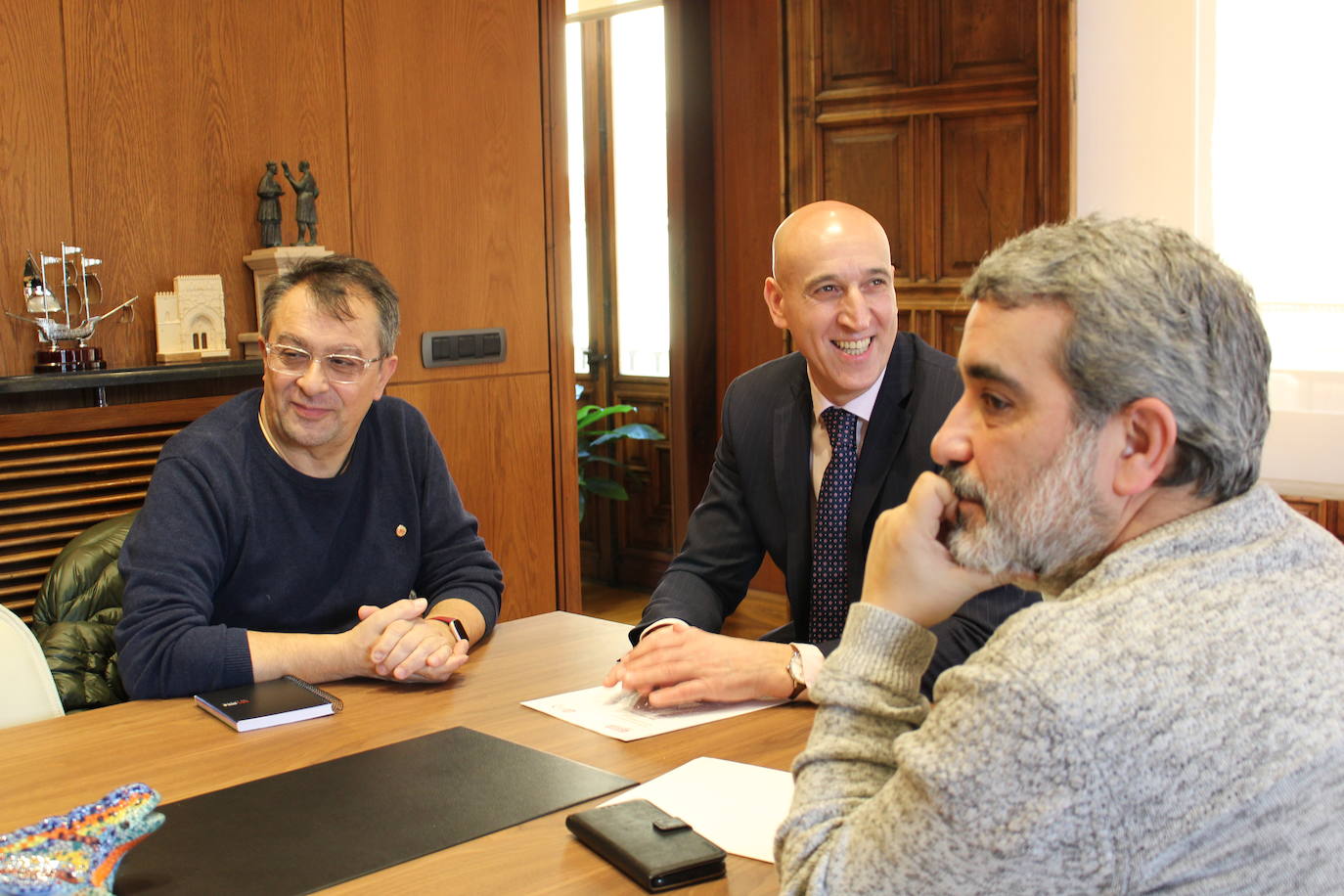 Reprsentantes sindicales durante el encuentro mantenido con el alcalde de León.