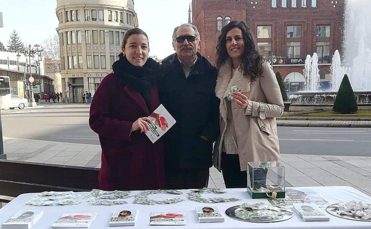 Estanislao De Luis, presidente de la AECC León, junto a dos voluntarias. 