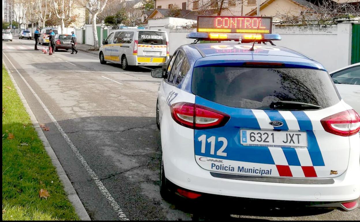 Efectivos de la Policía Municipal de Ponferrada durante un control rutinario.