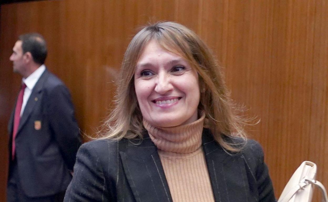 Rocío Lucas, a la derecha de la imagen, entando en el hemiciclo.