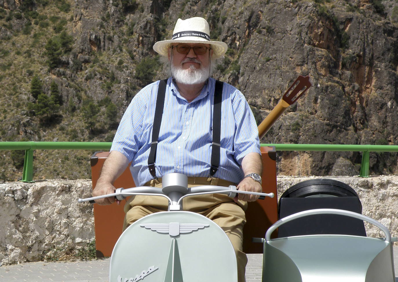 José Luis Cuerda, posa en 2009 sobre una reproducción de la moto con Sidecar en la que Teodoro llega con su padre Jimmy, en el Mirador La Rodea Grande, Albacete.