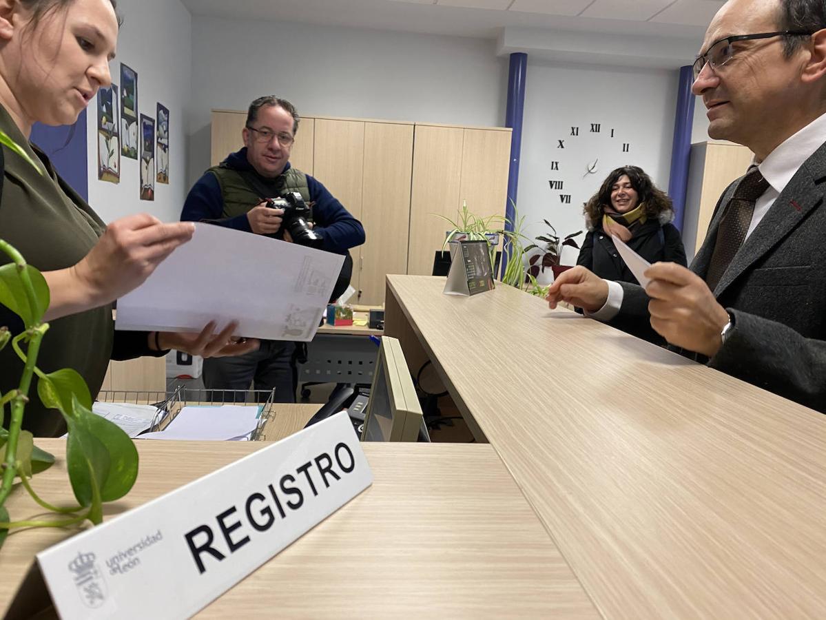 Fotos: Juan José Fernández formaliza su candidatura al rectorado de la ULE