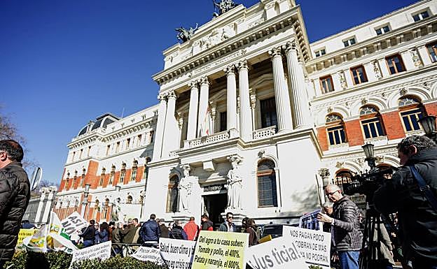 Algunos de los asistentes a la manifestación de agricultores y ganaderos,
