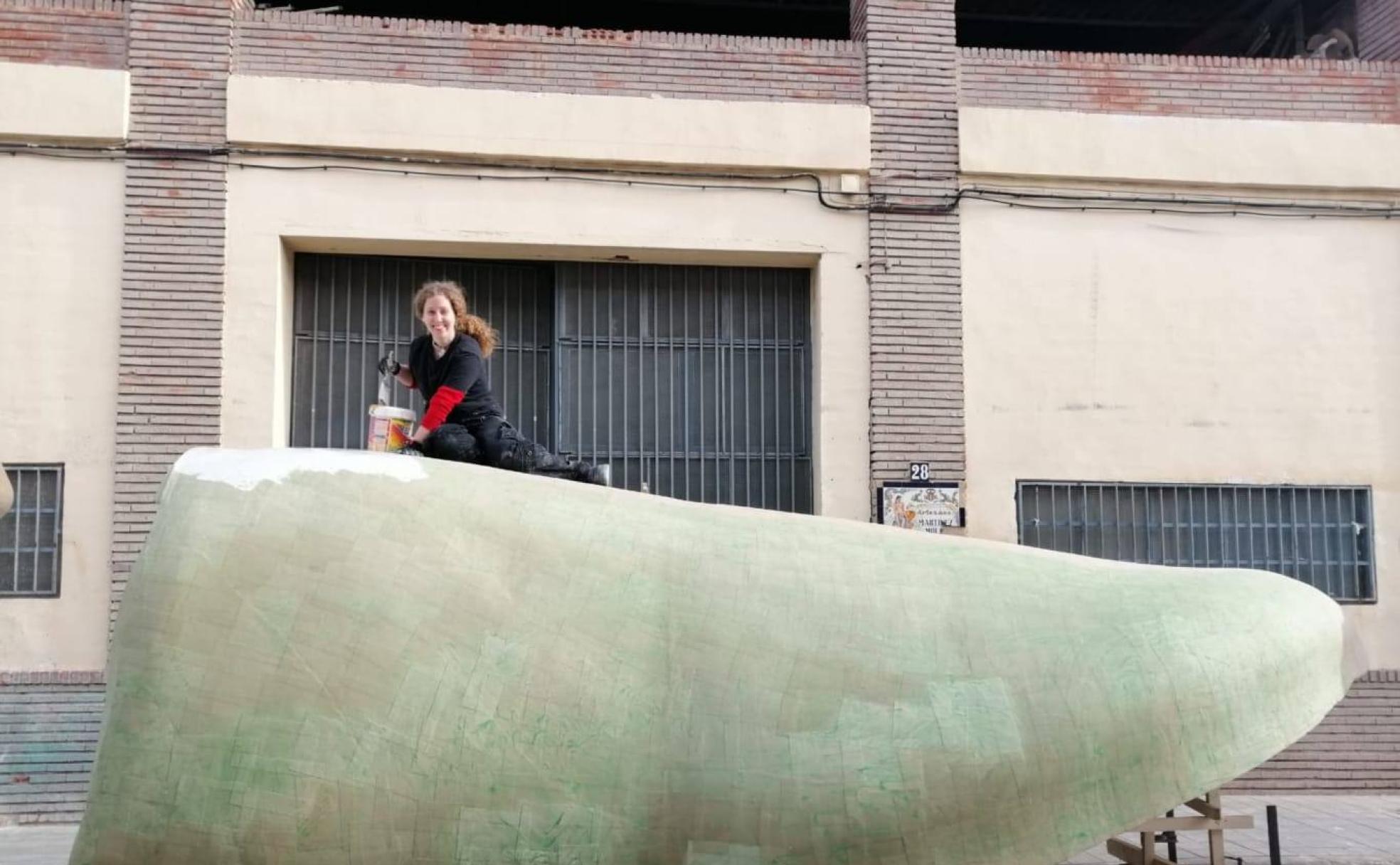 Cristina posa sobre una de las 14 piezas que componen la Falla Municipal. 