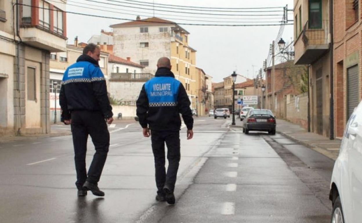 Vigilantes municipales, durante una patrulla diurna.