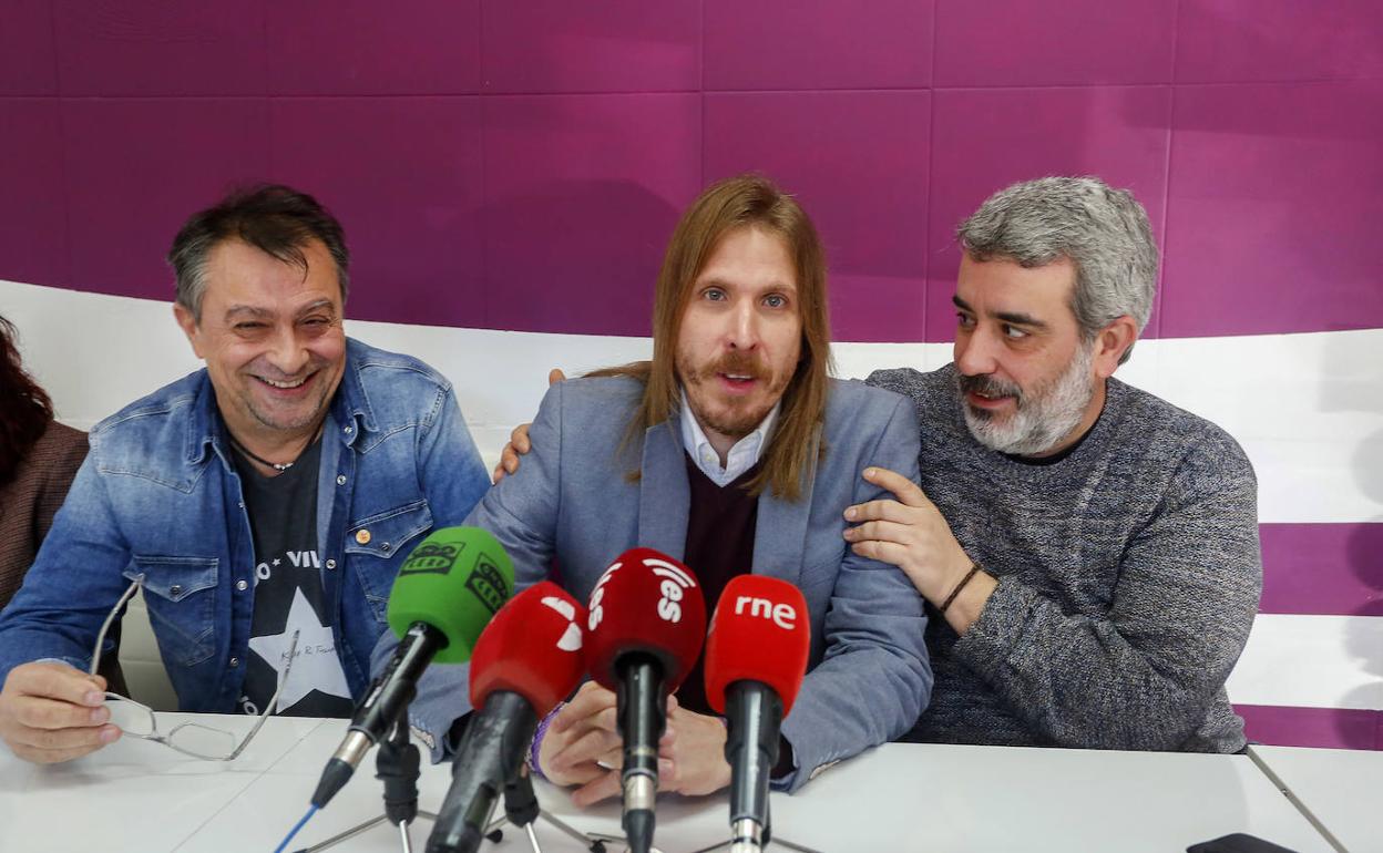 rRepresentantes de CCOO, UGT y Podemos León junto a Pablo Fernández. 