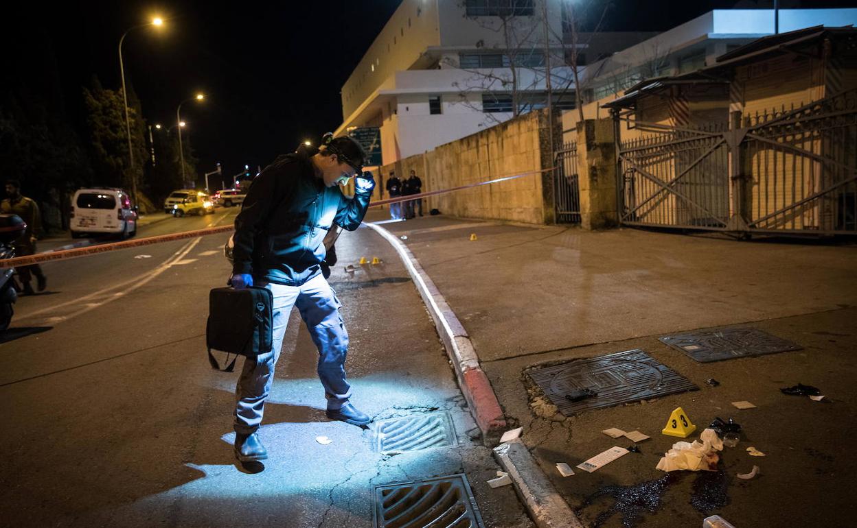 Un policía, durante la investigación. 