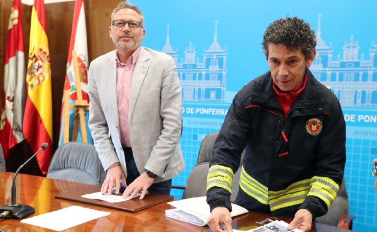 El concejal de Seguridad del Ayuntamiento de Ponferrada, José Antonio Cartón (I), junto al jefe de Bomberos de Ponferrada, Olivier Bao (D), en la presentación del balance. 