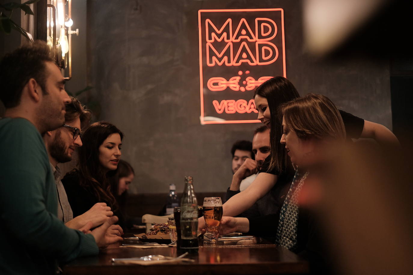 Paula disfruta de una cena de 'coliwings' (alitas de coliflor) y hamburguesa vegetal con patatas 'The Mad Vegan', uno de los locales de moda de Madrid.