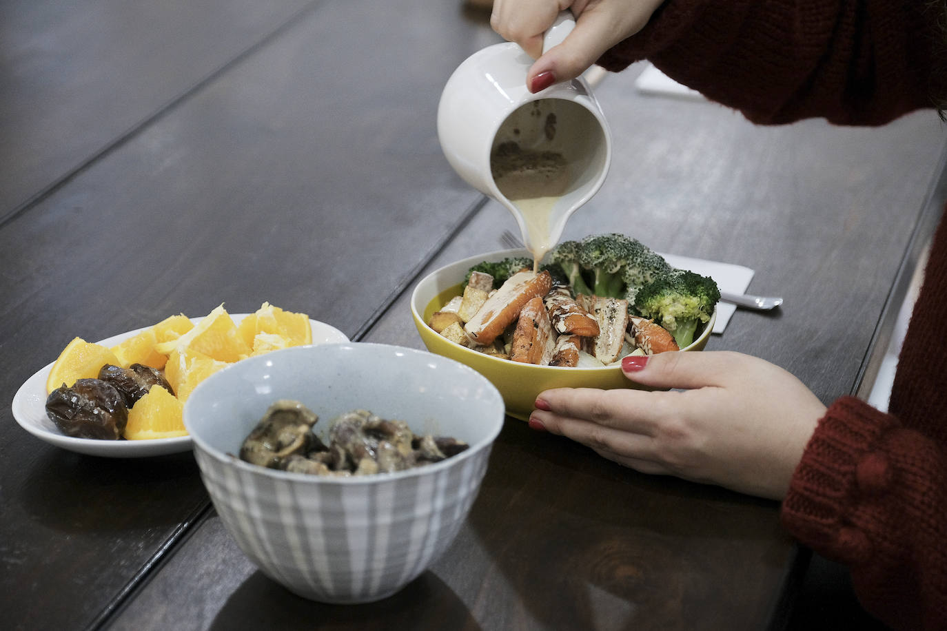 Paula cocina un menú de setas shiitake con salsa de miso, 'bowl' de patatas cocidas, zanahorias al horno, brócoli hervido, tofu frito y todo con una crema de cacahuete con leche de coco y salsa de soja con limón. (Agradecimientos al Espacio Margarete). 