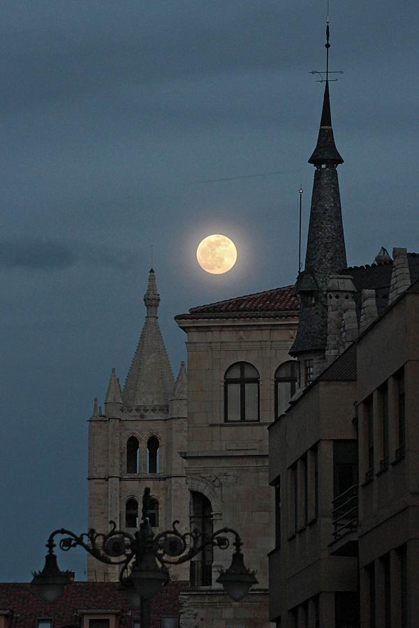 La Luna llena se alza sobre la capital leonesa.