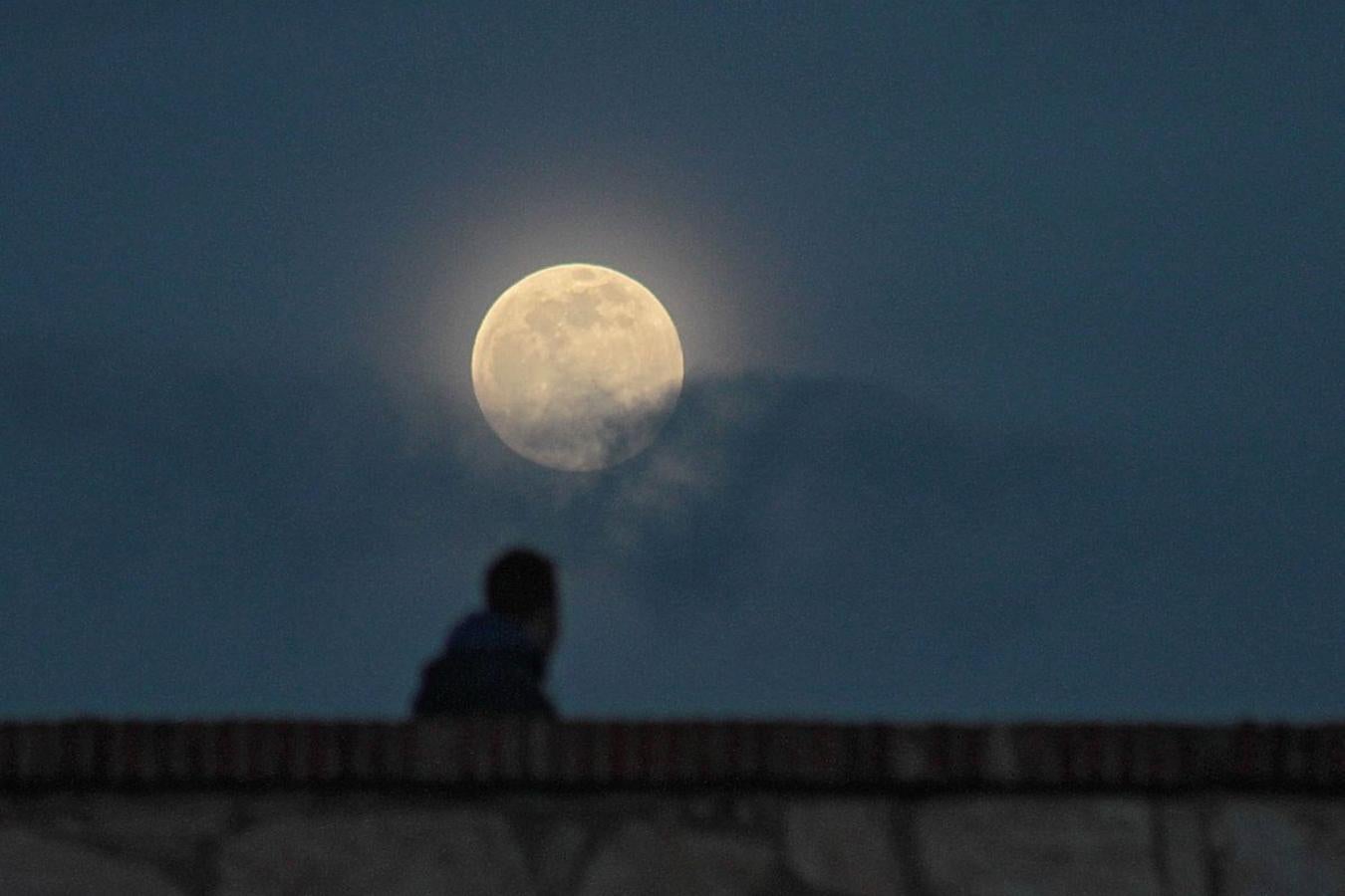 La Luna llena se alza sobre la capital leonesa.