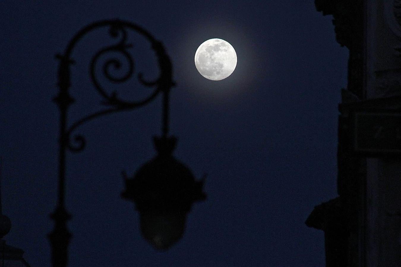 La Luna llena se alza sobre la capital leonesa.