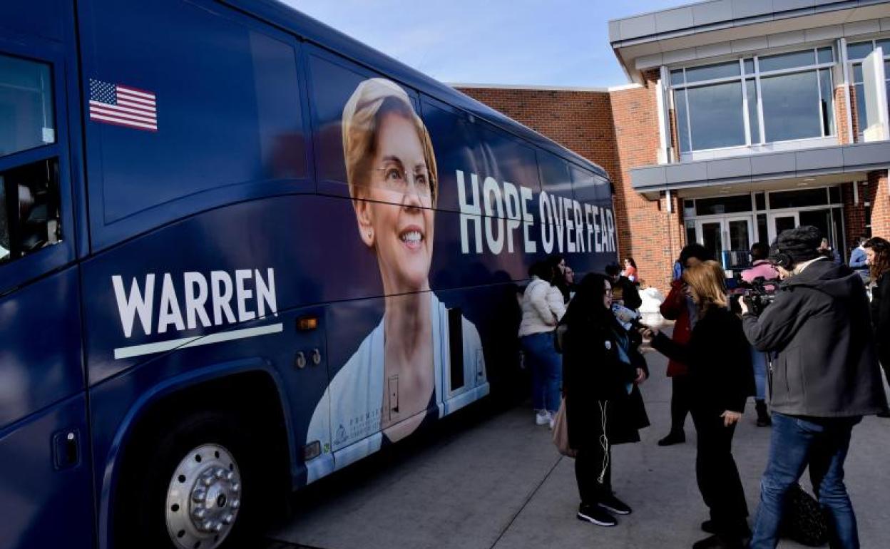 Autobús de campaña de la candidata Elizabeth Warren. 