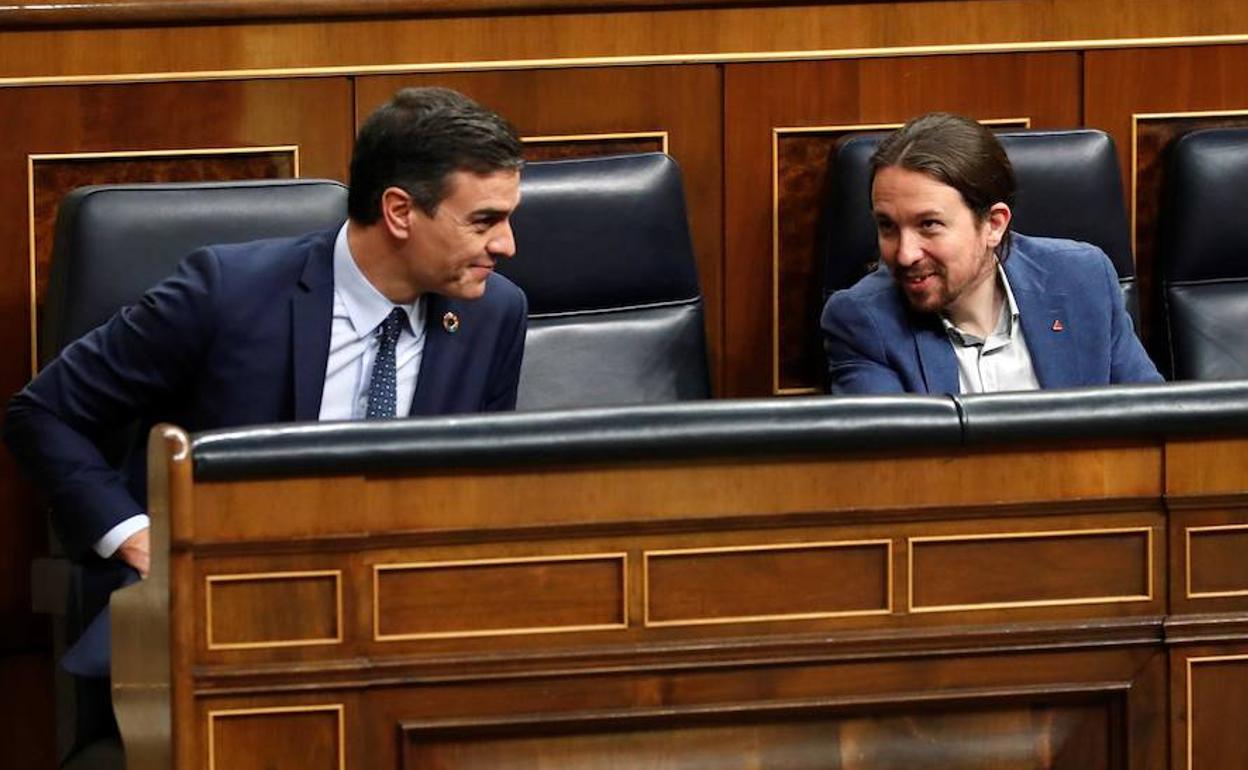 Pedro Sánchez habla con Pablo Iglesias. 