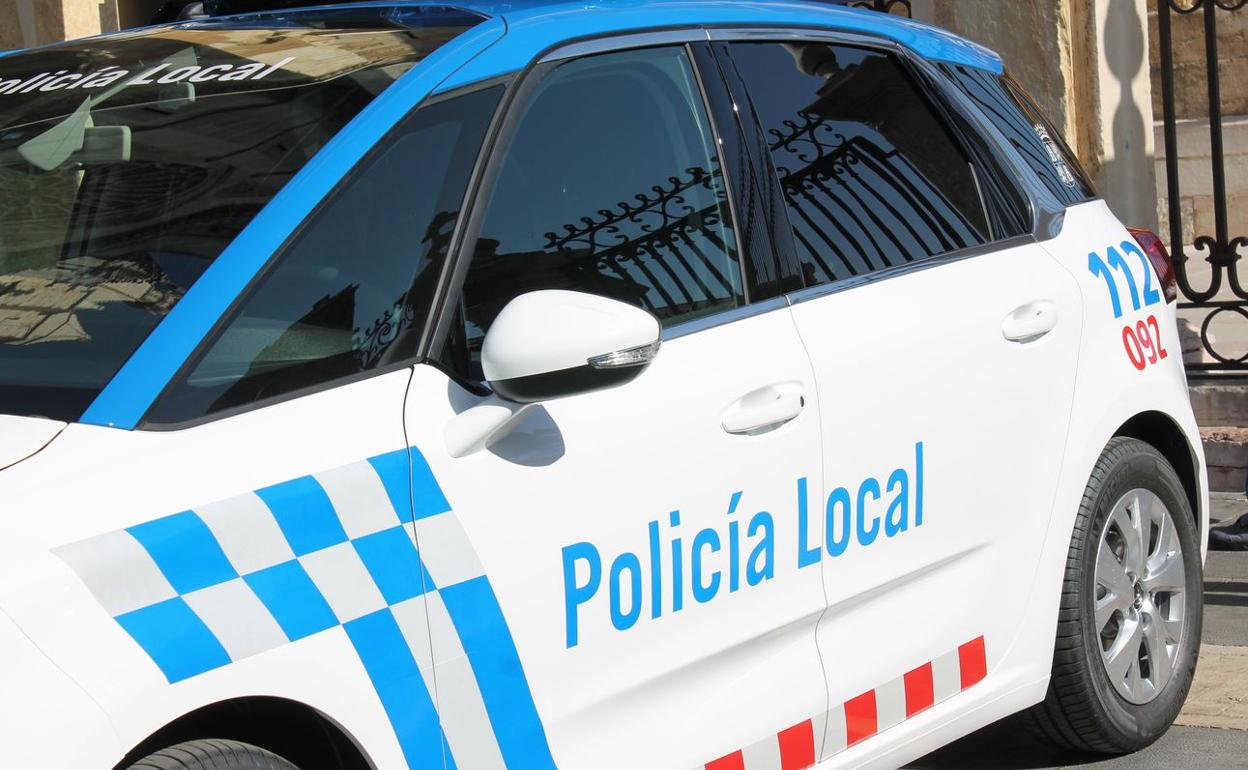 Efectivos de la policía local procedieron a la detencion e identificación del conductor.