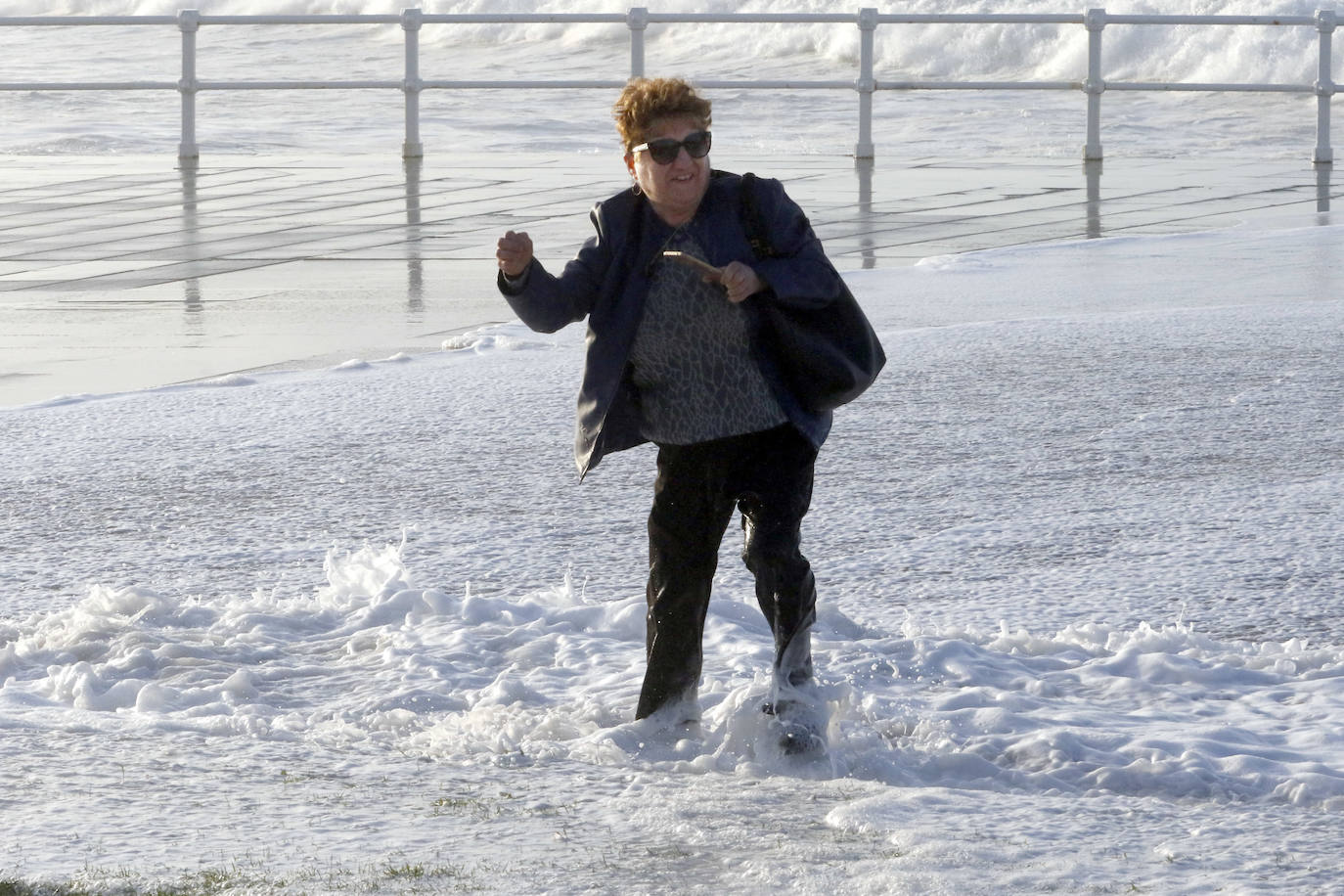 La boya del puerto de Gijón registró olas de ocho metros y la costa de la región permanece en alerta naranja.