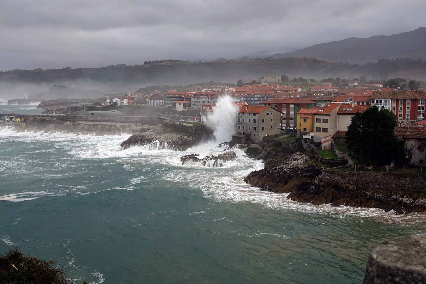 La boya del puerto de Gijón registró olas de ocho metros y la costa de la región permanece en alerta naranja.