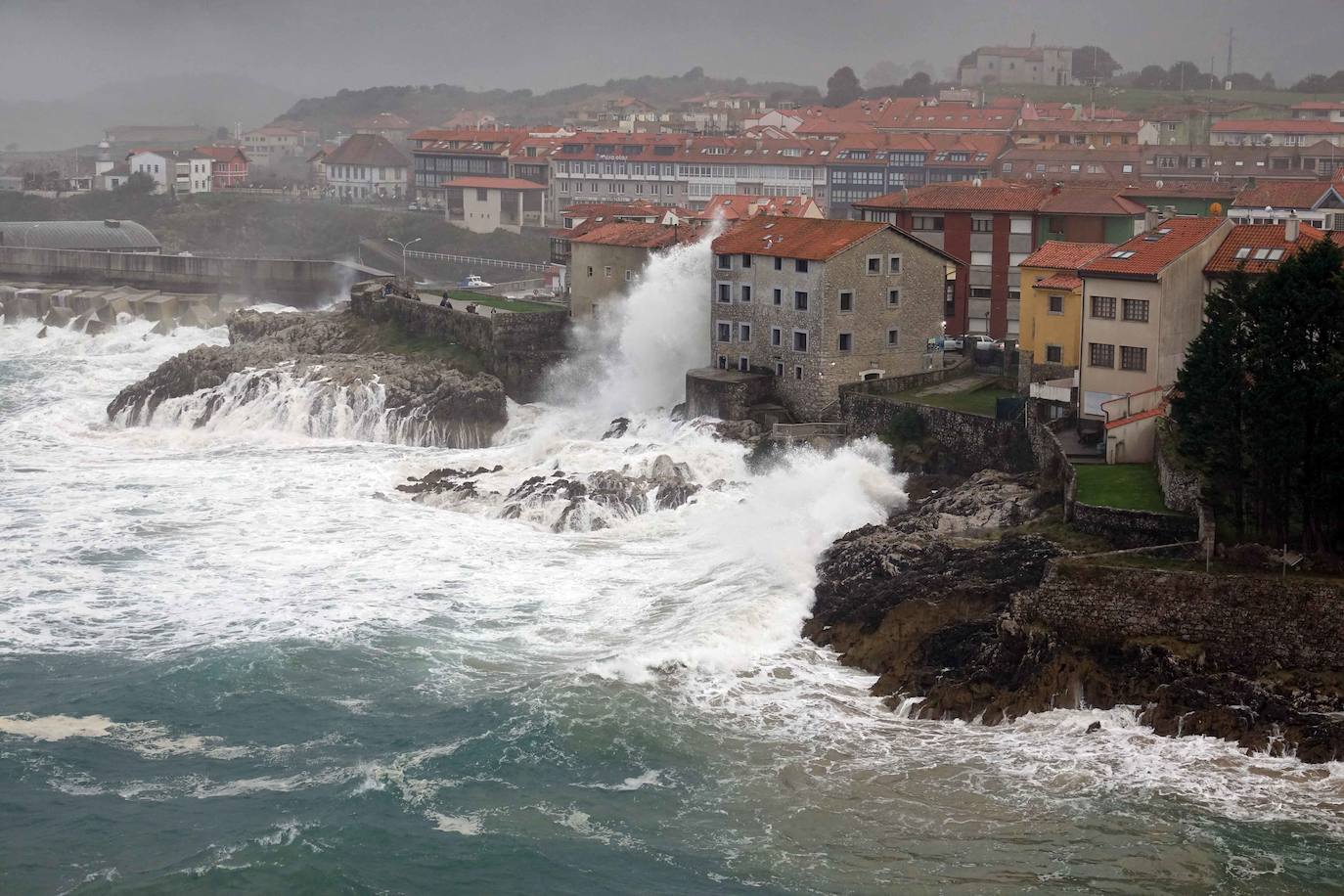 La boya del puerto de Gijón registró olas de ocho metros y la costa de la región permanece en alerta naranja.
