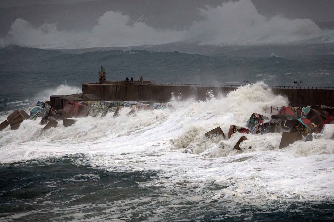 La boya del puerto de Gijón registró olas de ocho metros y la costa de la región permanece en alerta naranja.