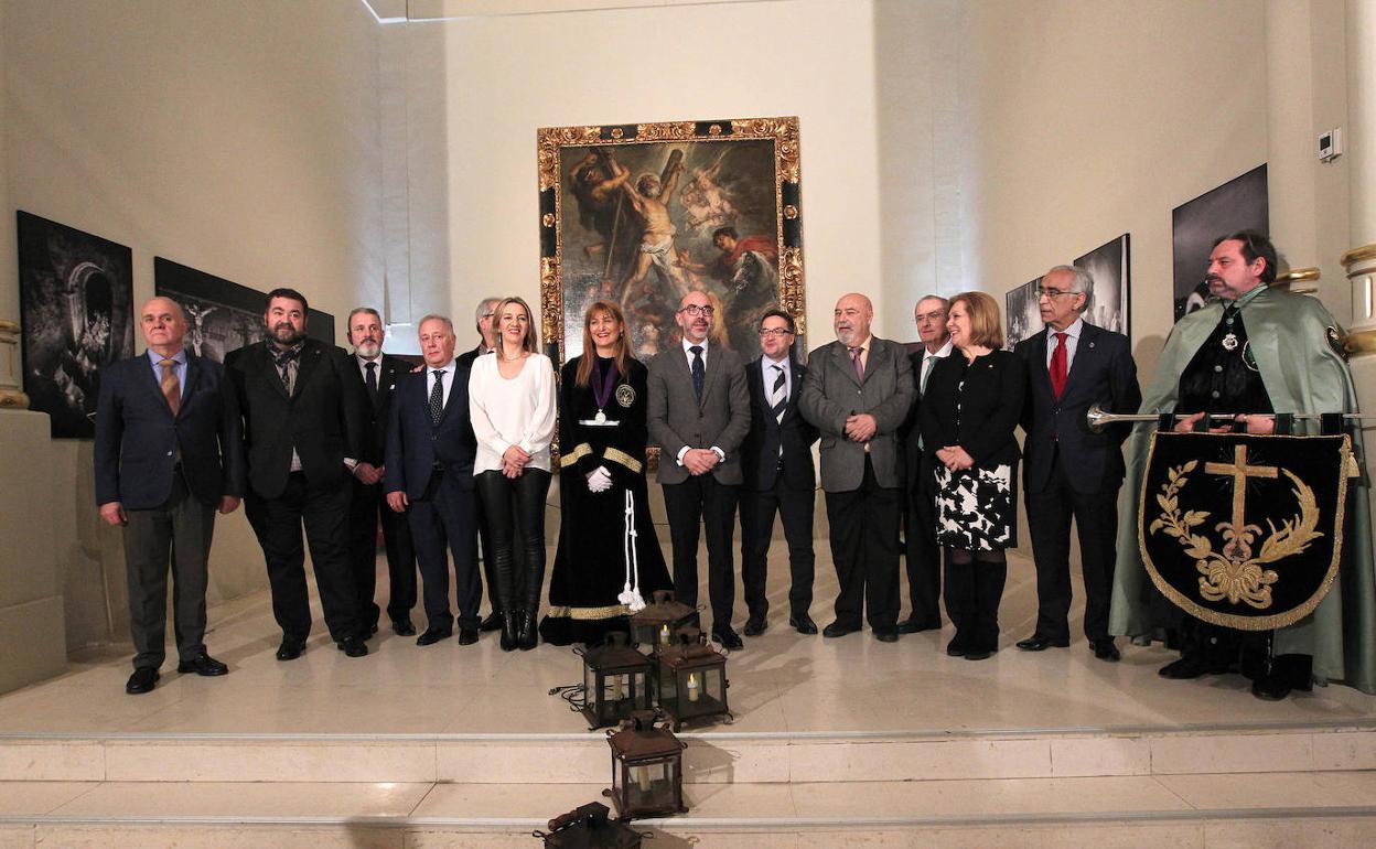 El consejero de Cultura y Turismo, Javier Ortega, inaugura una exposición de fotografía y presenta la Semana Santa de Castilla y León. En la imagen el consejero junto a los representantes de las distintas cofradias de Castilla y León.