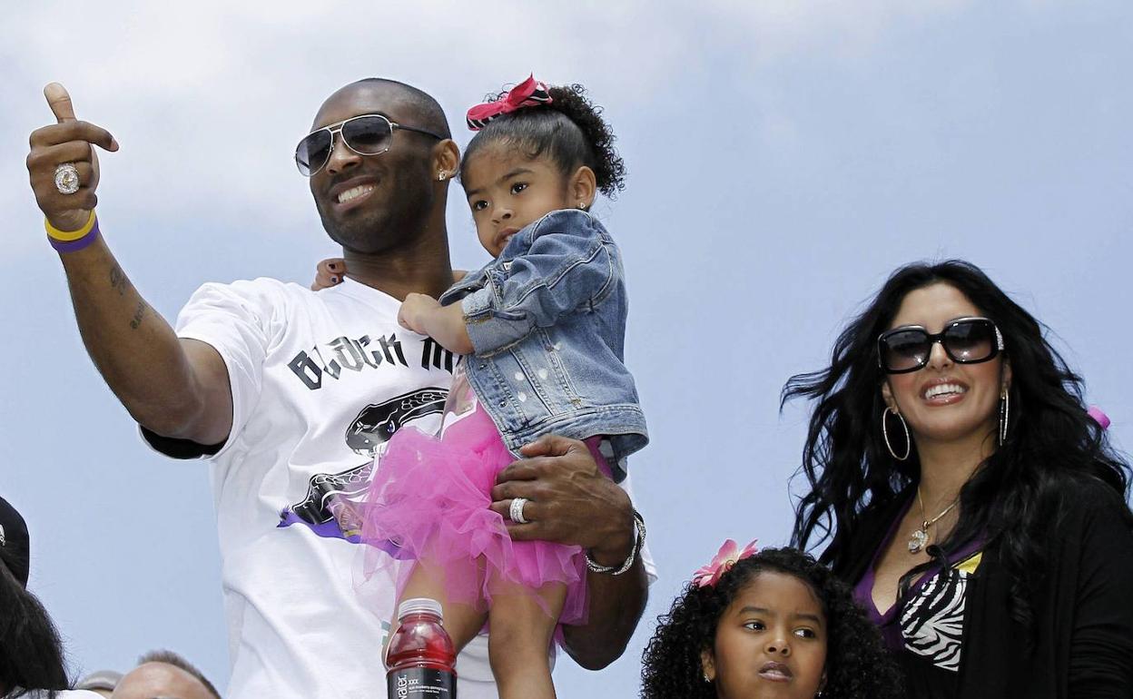 Kobe Byant, junto a su familia en 2010. 