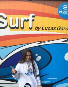 Imagen secundaria 2 - María, sobre su tabla de surf, en San Juan de la Arena, Asturias.