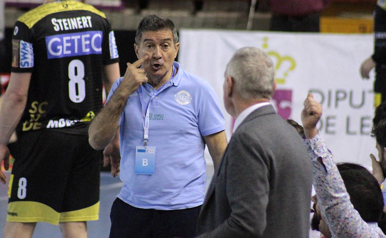 Cadenas se dirige al delegado de la EHF durante el partido.