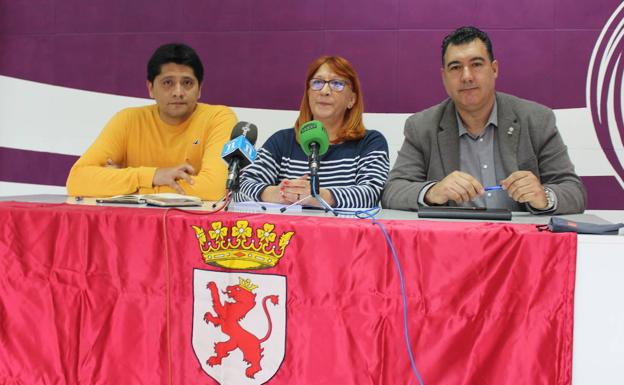 Pábel Albán, Mari Carmen Álvarez y Juanjo Moro, en rueda de prensa. 