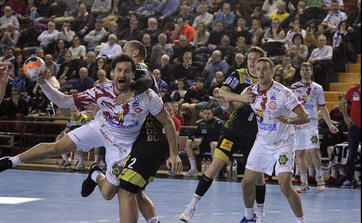 Lance del último partido del Ademar.