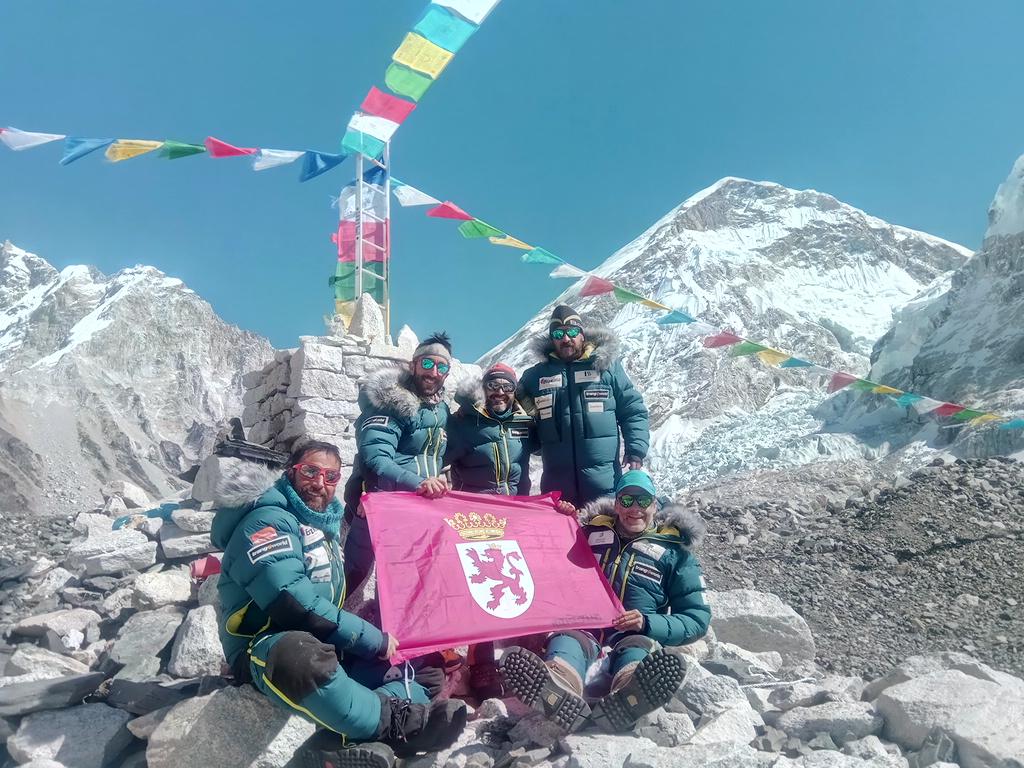 El leonés Sergio Pérez Fernández participa en la expedición de Álex Txikon para asaltar la cima más alta del mundo, el Everest. El montañero participa en la expedición 'Road to Himalayas' que espera hacer cima a partir del día 20.