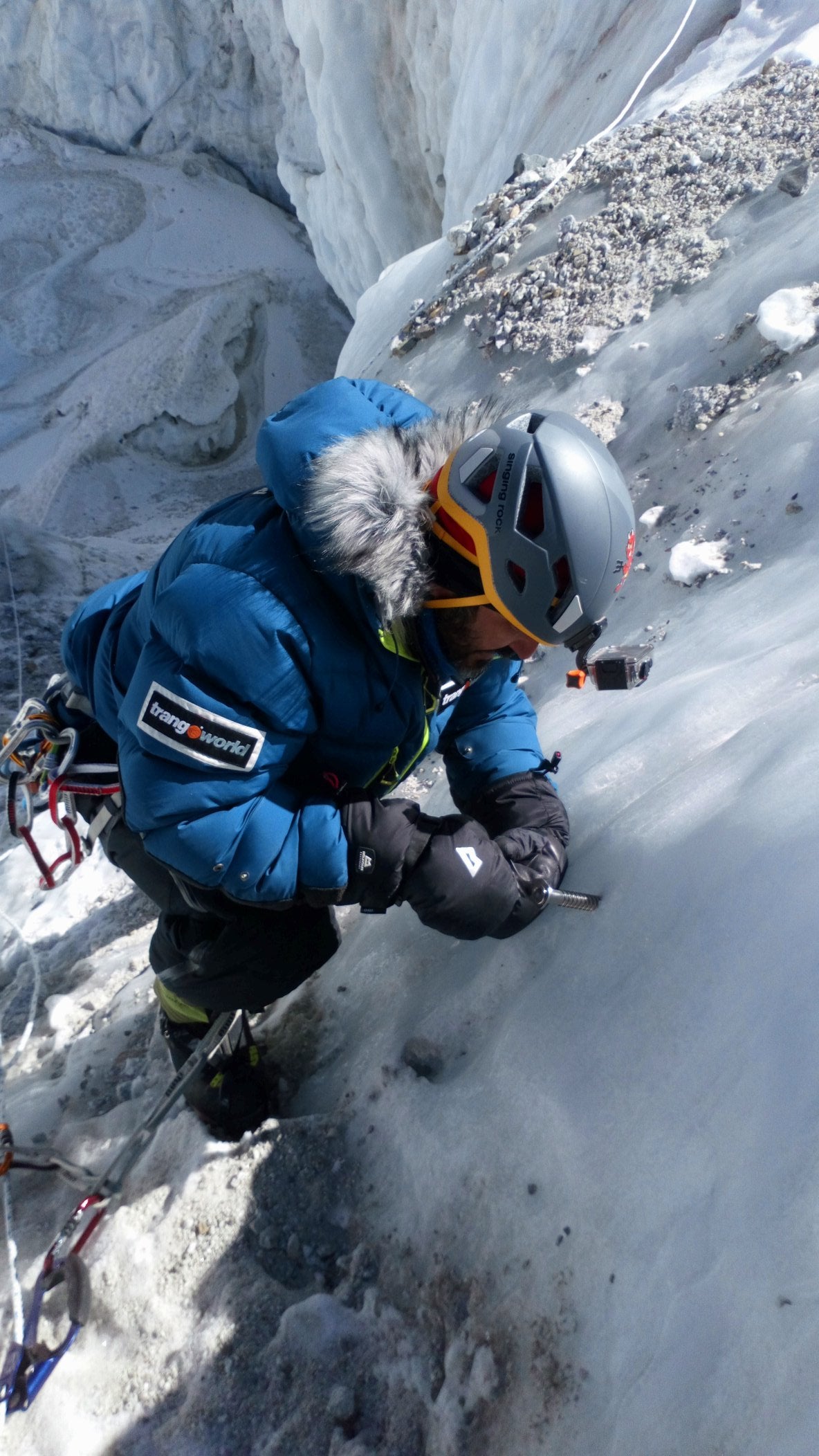 El leonés Sergio Pérez Fernández participa en la expedición de Álex Txikon para asaltar la cima más alta del mundo, el Everest. El montañero participa en la expedición 'Road to Himalayas' que espera hacer cima a partir del día 20.