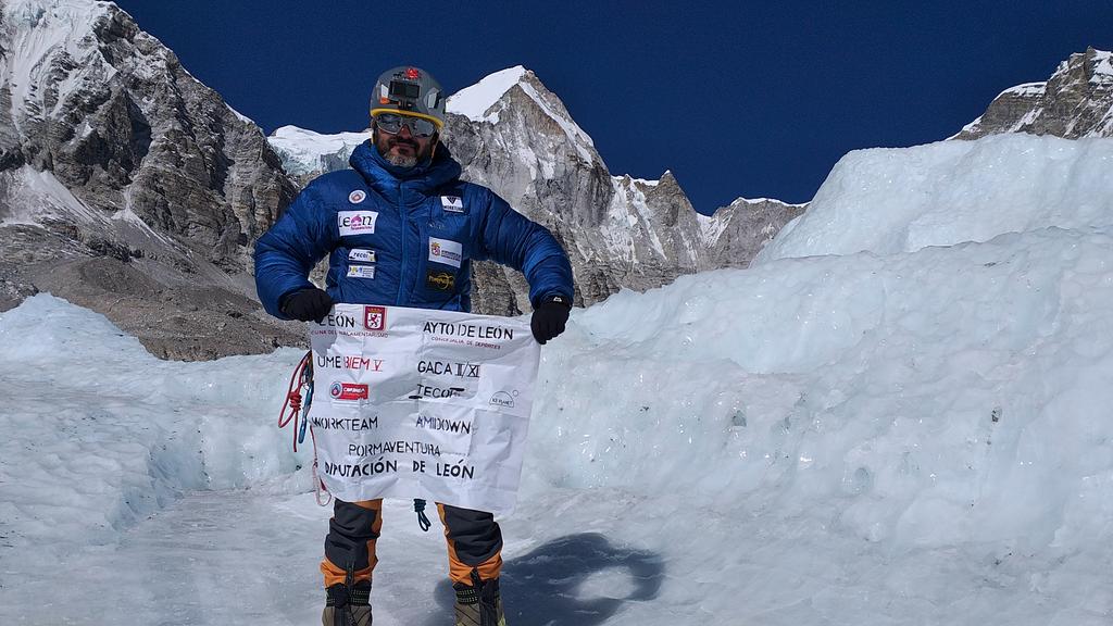 El leonés Sergio Pérez Fernández participa en la expedición de Álex Txikon para asaltar la cima más alta del mundo, el Everest. El montañero participa en la expedición 'Road to Himalayas' que espera hacer cima a partir del día 20.