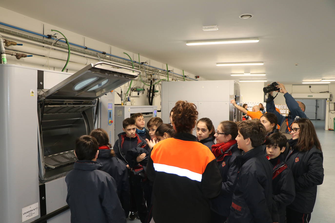 Alumnos del colegio Leonés visitan las instalaciones de la empresa Soltra, dentro de una campaña en colegios y redes sociales para fomentar la inclusión social y laboral.