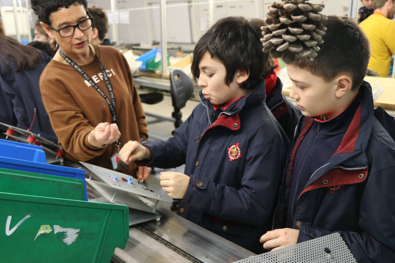 Alumnos del colegio Leonés visitan las instalaciones de la empresa Soltra, dentro de una campaña en colegios y redes sociales para fomentar la inclusión social y laboral.