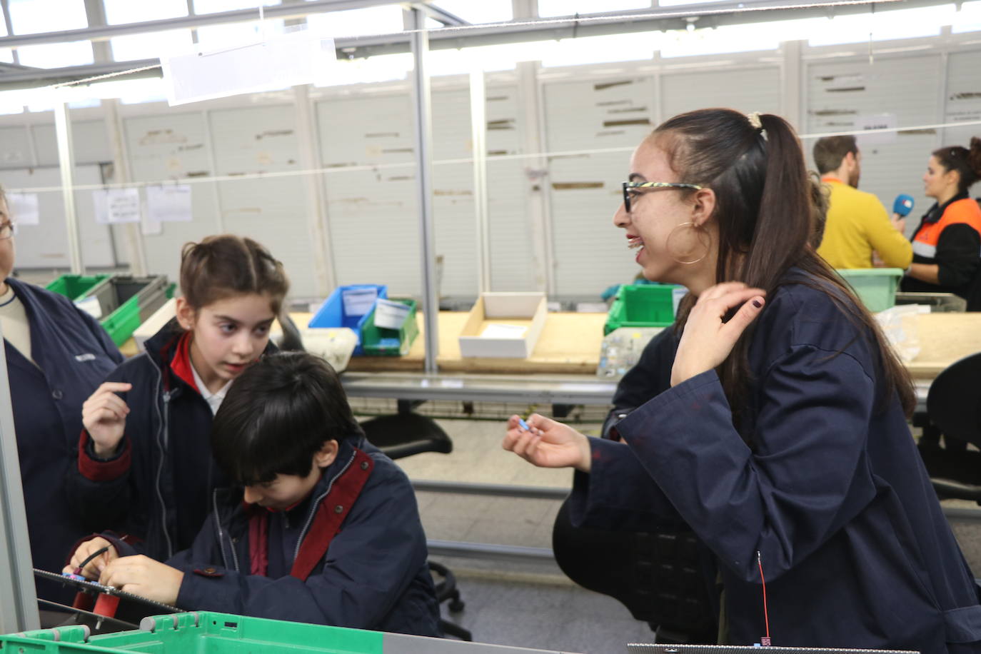 Alumnos del colegio Leonés visitan las instalaciones de la empresa Soltra, dentro de una campaña en colegios y redes sociales para fomentar la inclusión social y laboral.