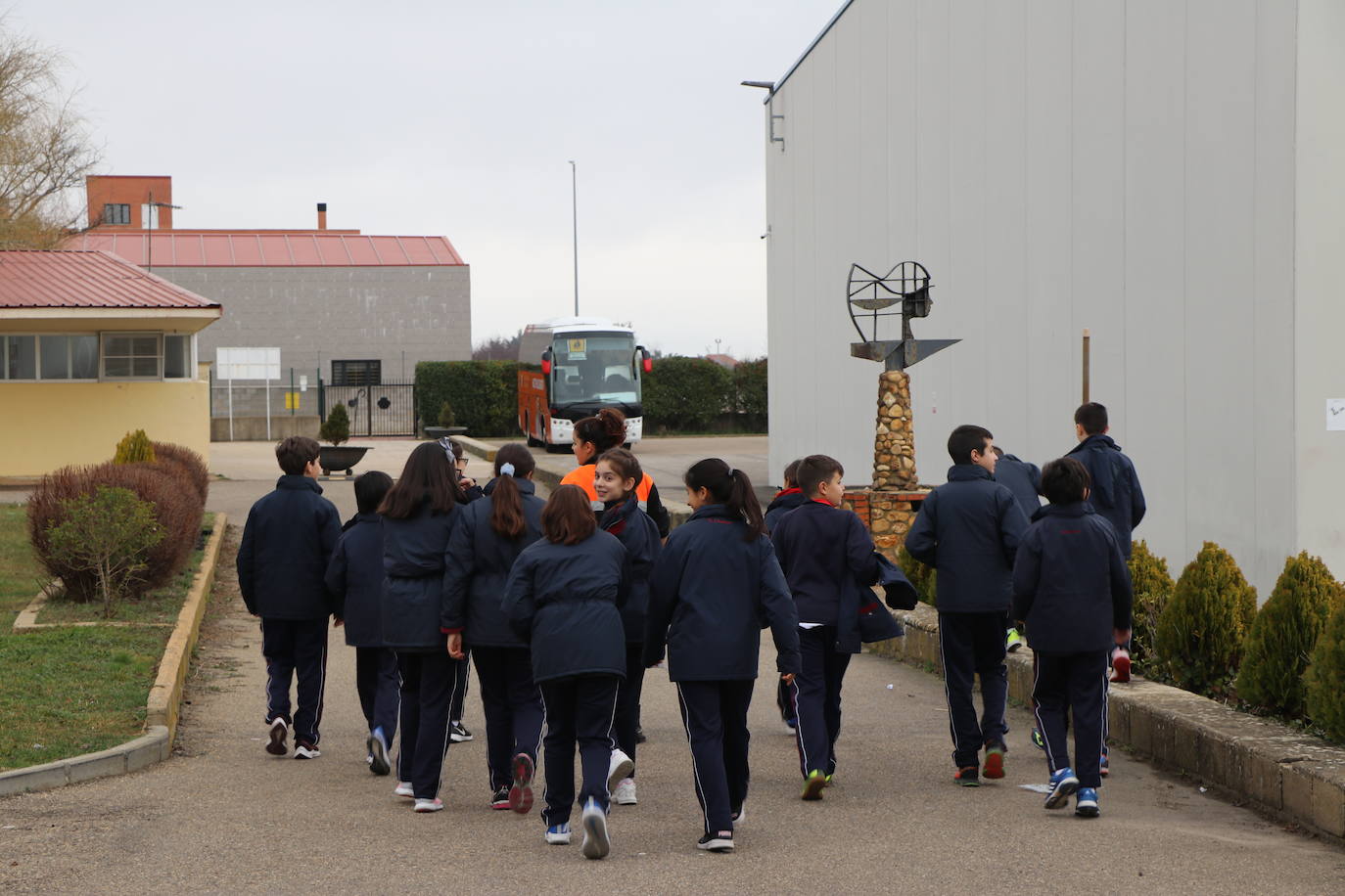 Alumnos del colegio Leonés visitan las instalaciones de la empresa Soltra, dentro de una campaña en colegios y redes sociales para fomentar la inclusión social y laboral.