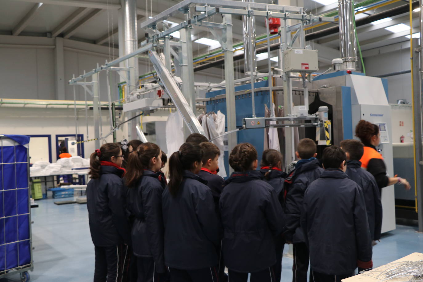 Alumnos del colegio Leonés visitan las instalaciones de la empresa Soltra, dentro de una campaña en colegios y redes sociales para fomentar la inclusión social y laboral.