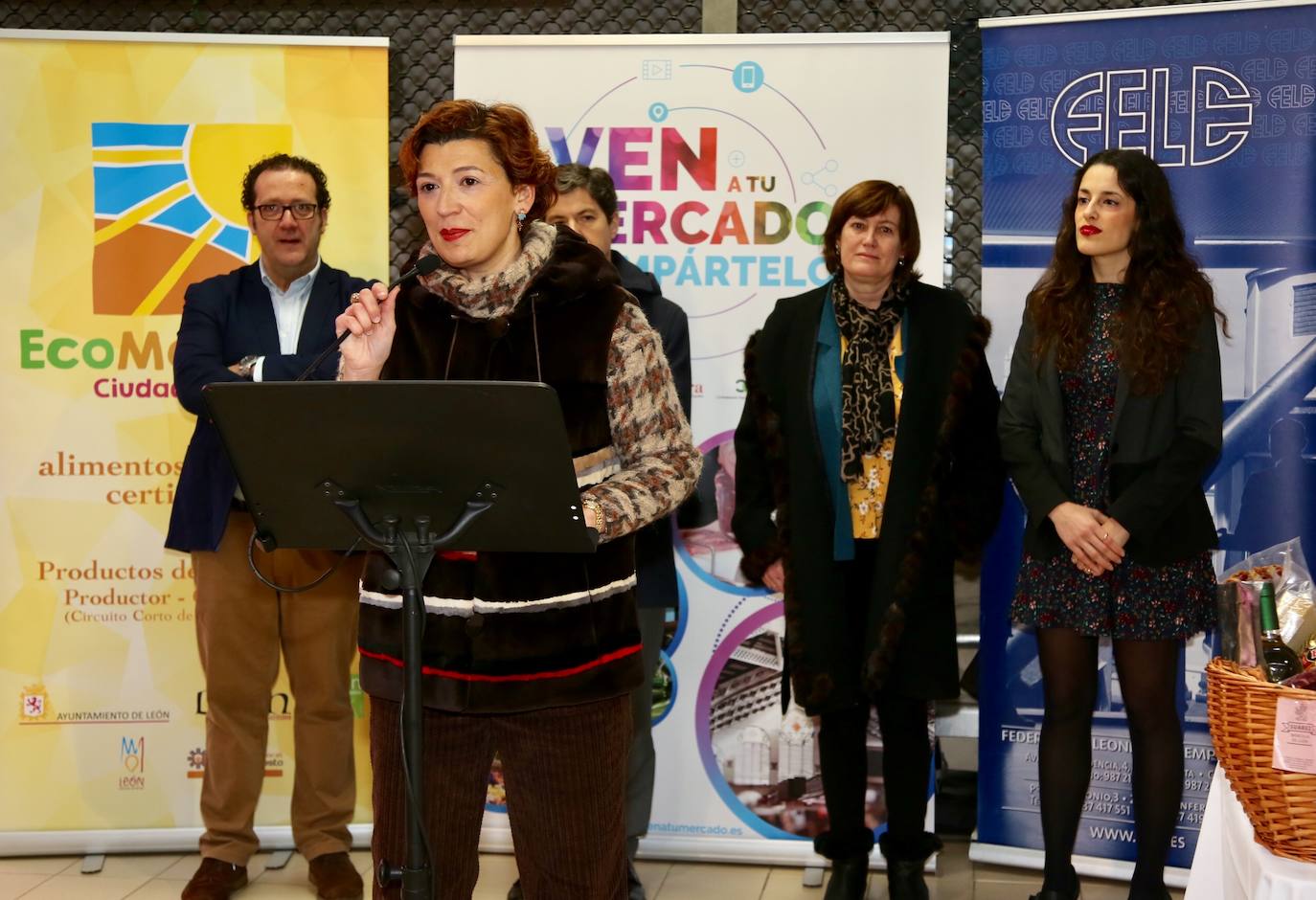 Paula Marcos recibe su premio, valorado en 200 euros. 