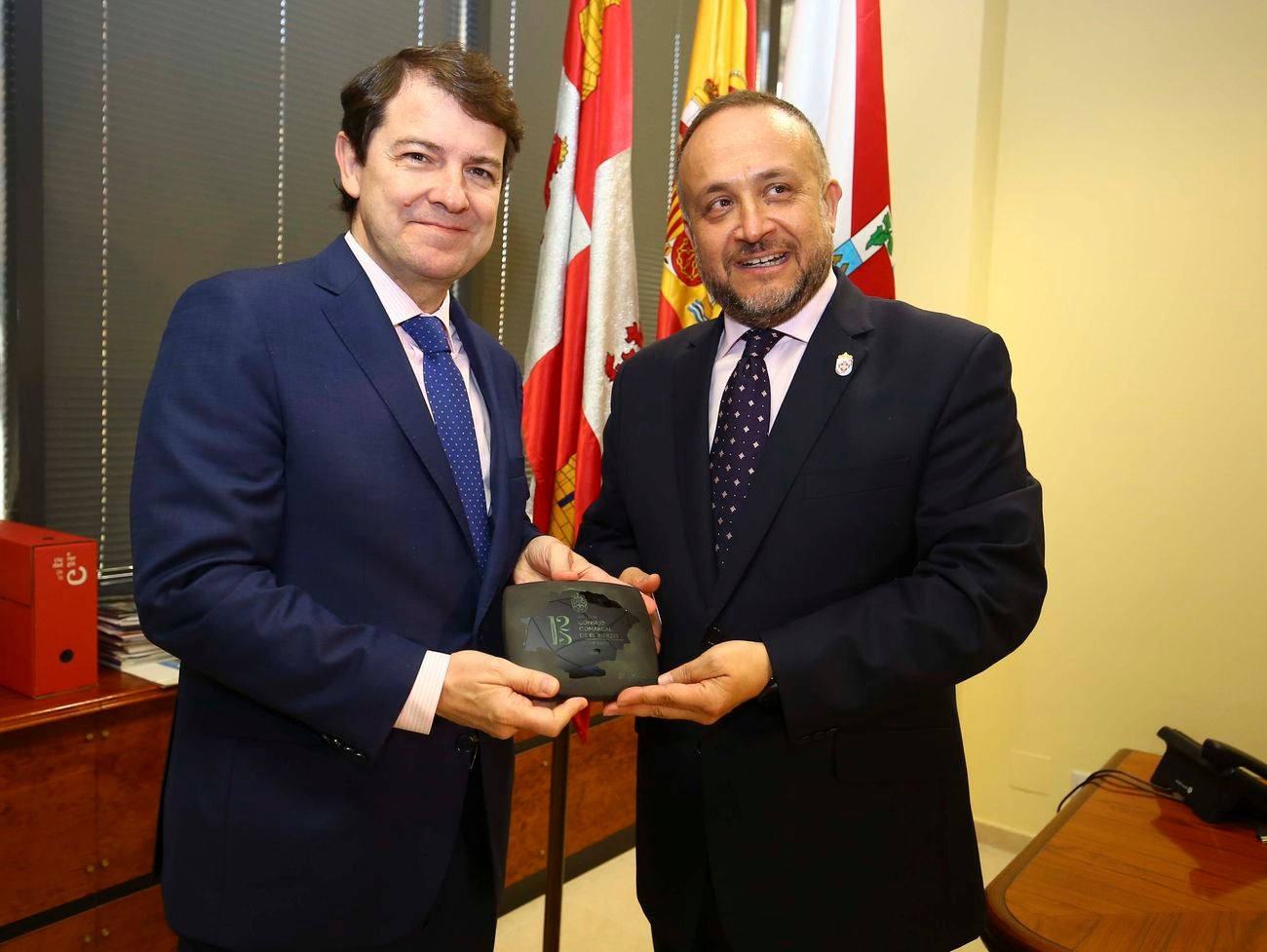 El presidente de la Junta de Castilla y León, Alfonso Fernández Mañueco, junto al alcalde de Ponferrada, Olegario Ramón, durante su visita al consistorio ponferradino.