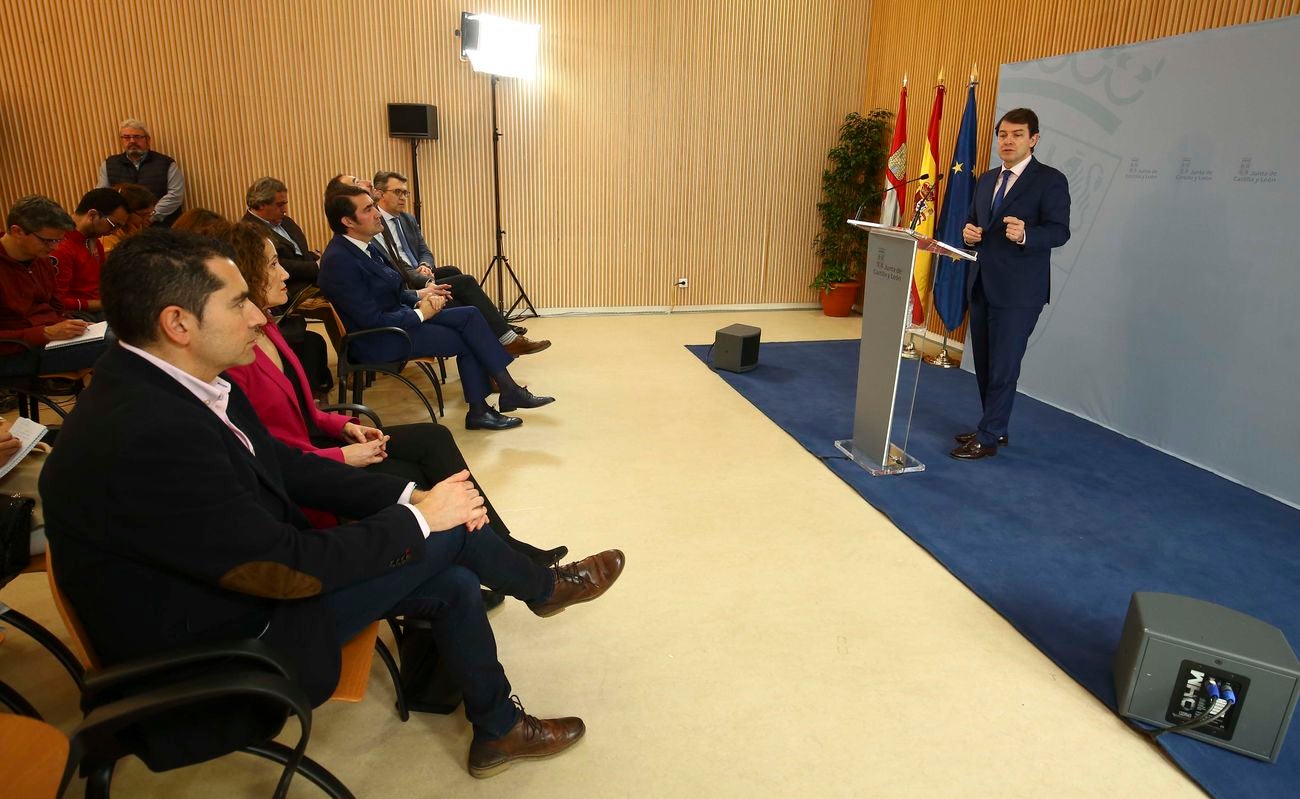 El presidente de la Junta de Castilla y León, Alfonso Fernández Mañueco, junto al alcalde de Ponferrada, Olegario Ramón, durante su visita al consistorio ponferradino.