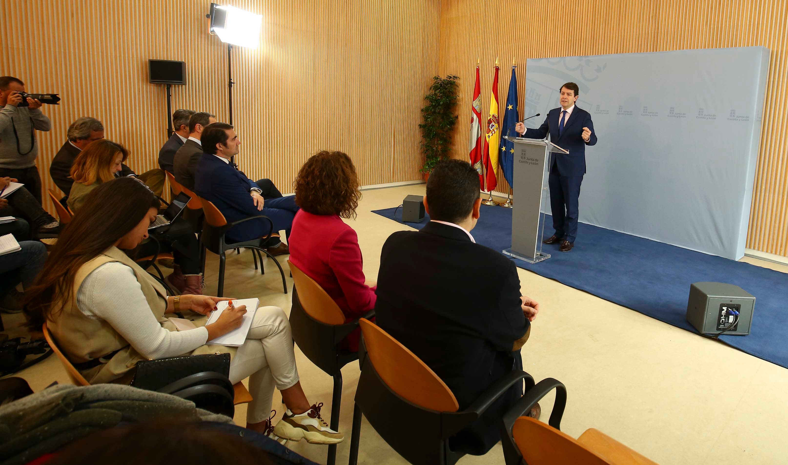 El presidente de la Junta de Castilla y León, Alfonso Fernández Mañueco, junto al alcalde de Ponferrada, Olegario Ramón, durante su visita al consistorio ponferradino.