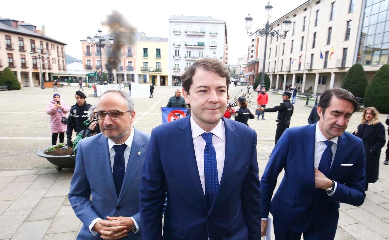 El presidente de la Junta, a su llegada al Ayuntamiento de Ponferrada.