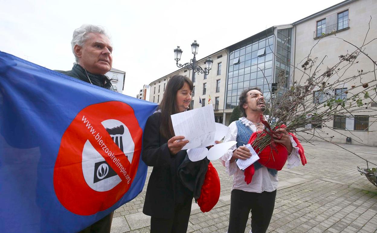 Protesta del colectivo 'Aire limpio' durante la visita del presidente de la Junta al Bierzo.