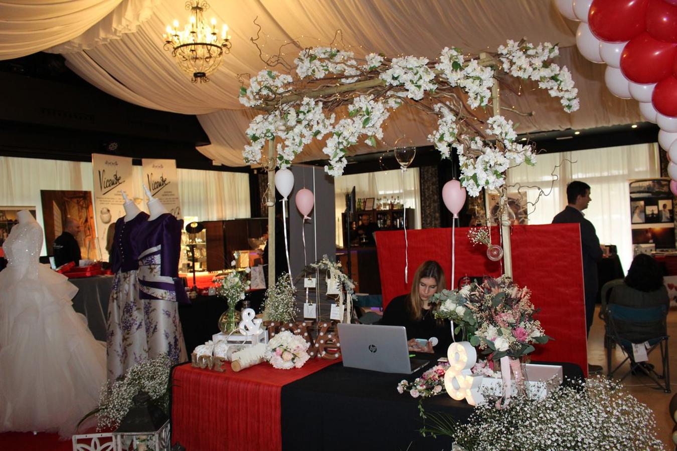 La finca La Realeza acoge este fin de semana la feria León Nupcial, un lugar para encontrar el mejor escaparate para una boda perfecta. Más de medio centenar de expositores donde se han dado cita las últimas tendencias en vestidos de novias, trajes de caballero, joyería y tocados así como así como algunas de las propuestas sobre los reportajes fotográficos o regalos para los invitados.