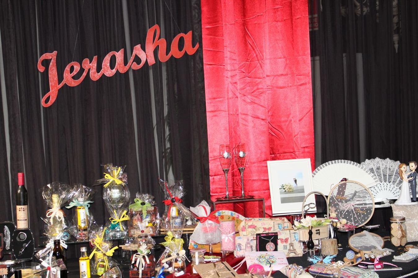 La finca La Realeza acoge este fin de semana la feria León Nupcial, un lugar para encontrar el mejor escaparate para una boda perfecta. Más de medio centenar de expositores donde se han dado cita las últimas tendencias en vestidos de novias, trajes de caballero, joyería y tocados así como así como algunas de las propuestas sobre los reportajes fotográficos o regalos para los invitados.