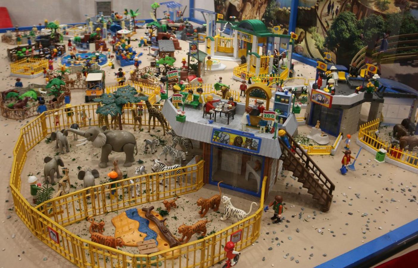 Más de 12.000 piezas de Playmobil dan forma a esta exposición.